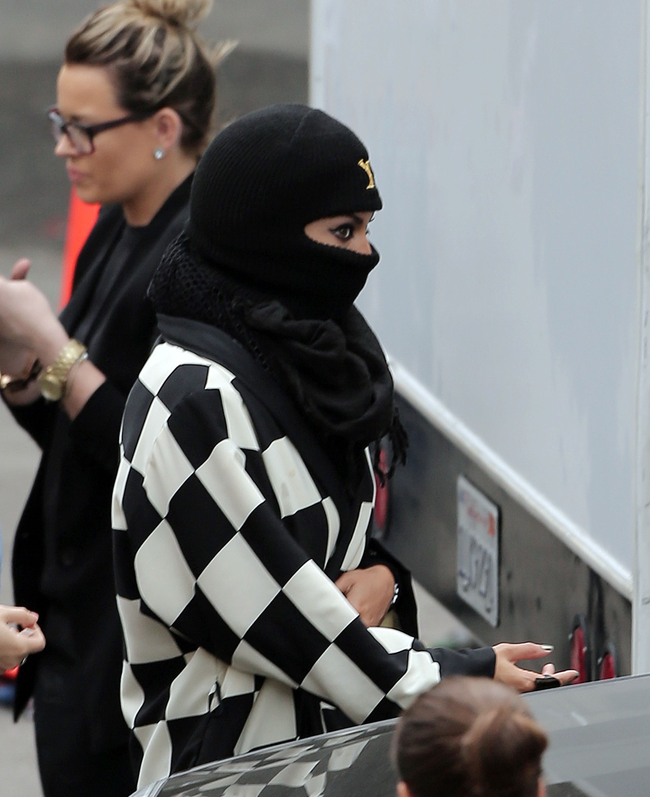girlsluvbeyonce:  Beyoncé on the set of her new music video 