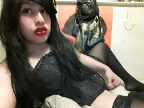 sammyess:  So the video was a hit :p enjoy this photoset, black corset, redd heels, red lips