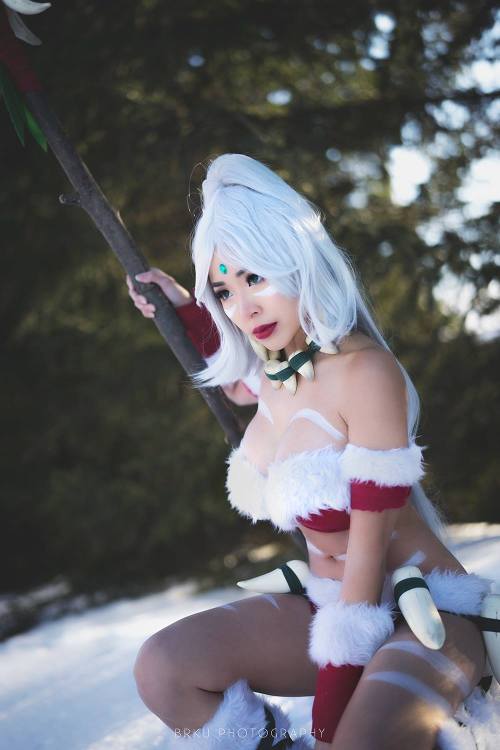 league-of-legends-sexy-girls:  Nidalee Cosplay