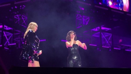 Taylor &amp; Selena. ❤️❤️❤️❤️❤️❤️❤️❤️❤️❤️❤️❤️❤️ 2018.05.19 Reputation Stadium Tour Pasadena Nigh