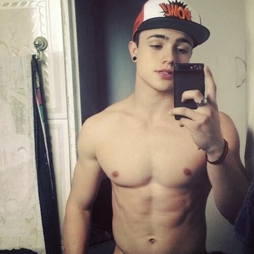 muscleteens:  Damn