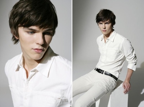 since I started watching skins I&rsquo;ve been seeing him everywhere wtf