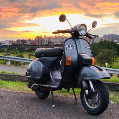 Sunset boulevard . . . . . . . . . . #vespa #px150e #p150x #scooter #clutch #2stroke #2T #vintage #