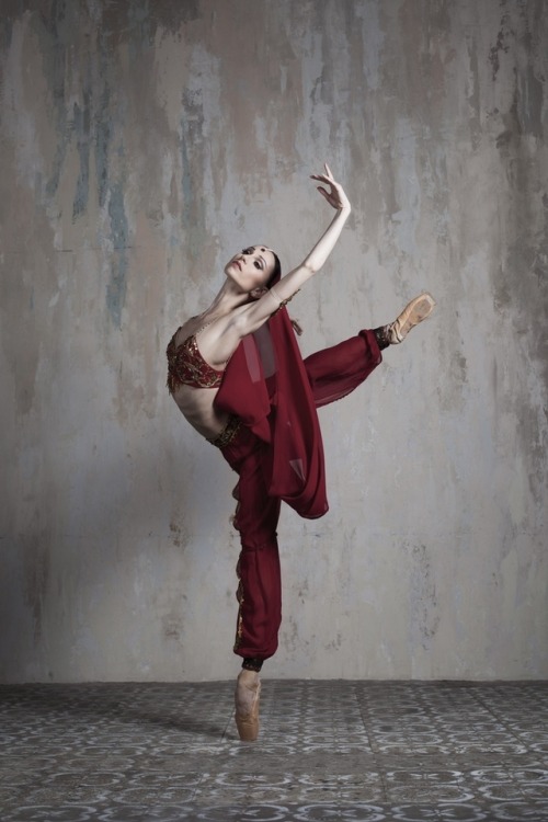 goodgolly-missmolly88:Oksana Skorik in costume for La Bayadere.Photo by Ira Yakovleva.