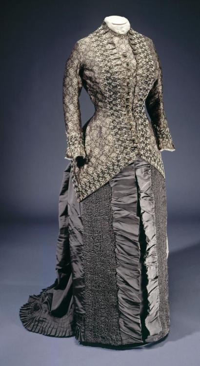 history-of-fashion: 1872-1882 Dress: bodice and skirt by unknown (Palais Galliera, musée de l