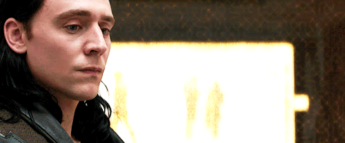 lokihiddleston:You know what hurts the most in this scene, where the guard told him about the death 