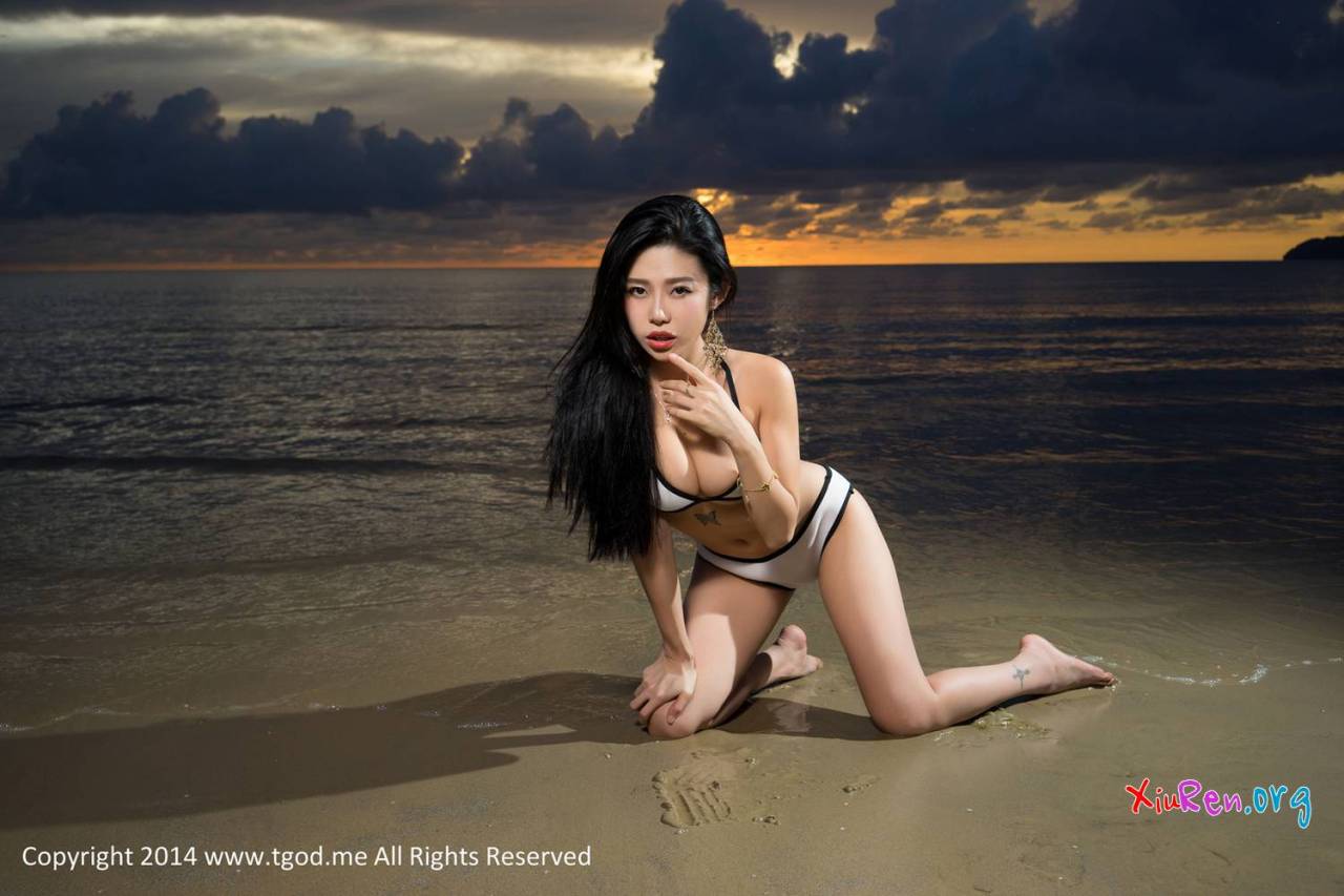 gravure-glamour:  Luvian