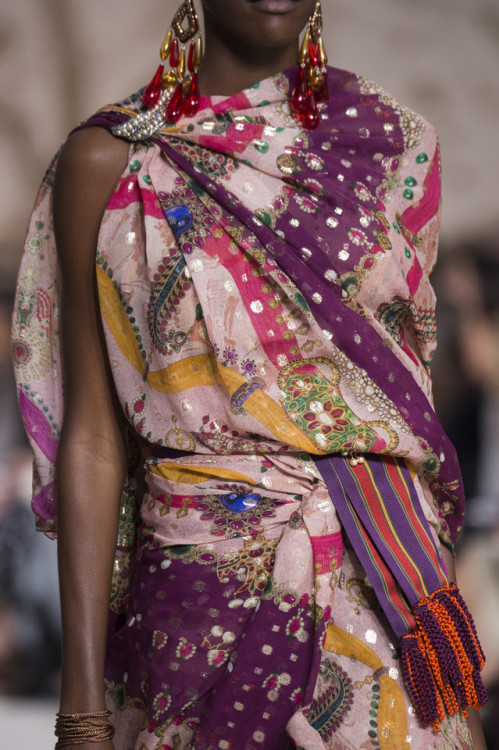 lunchlatte:Etro, Spring 2018 RTW details · Livingly