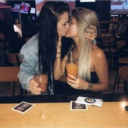 lesbianlovekissing: