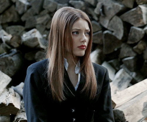 “I Call The Jesus Wood!” Grace Van Dien As Scarlett In V For Vengeance (2022)