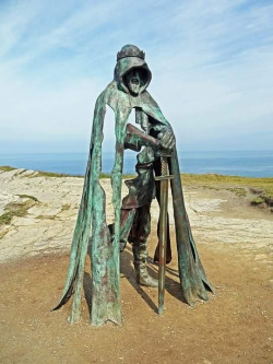 sixpenceee:  The new 8ft statue of King Arthur on the top of Tintagel cliffs