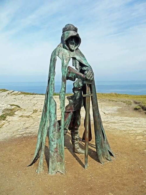 flamin-bye:silvre-musgrave:sixpenceee:The new 8ft statue of King Arthur on the top of Tintagel cliff
