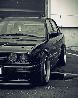 tunedandracecars:    BMW E30   