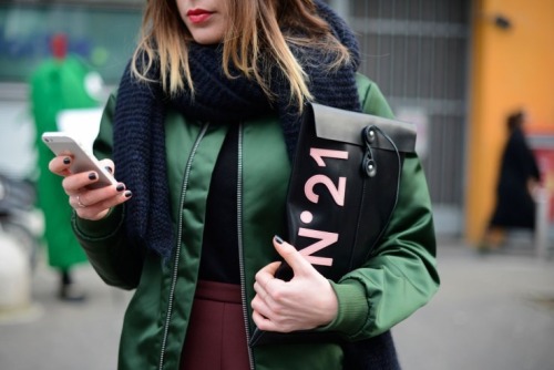 Love this N21 envelope clutch. It just has such an organized &lsquo;cool girl&rsquo; style a