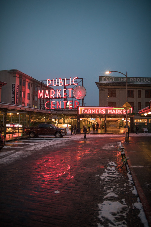 samhorine:snowing in seattle - february 2019