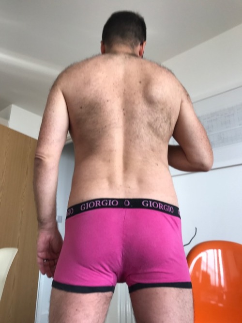 portispethead:Pink Sunday This is one sexy man!