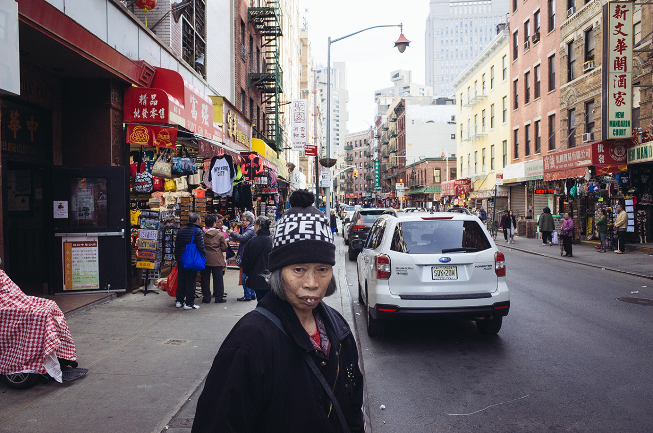 曼哈顿华埠
CHINATOWN
There is nothing quite like China Town.
Loud, noisy, and dirty, China Town represents the real New York.
It is a crush of humanity that is part tourist trap, part strip mall, and part dividing line.
Large crowds, noise, traffic, and...