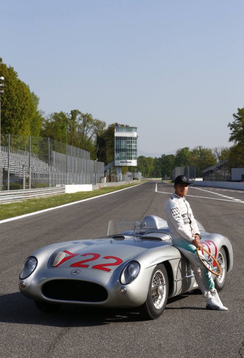 hotrodzandpinups:  Sir Sterling Moss and Lewis Hamilton at Monza with two classic Mercedes the W196R and the 300 SLR 722.