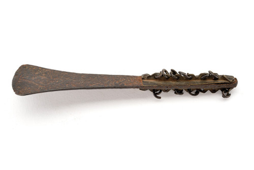 A circumcision knife originating from Africa, 19th century.