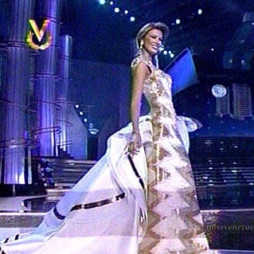 El diseñador @nidaldesigner recibe premio por su diseño del vestido de gala de Miss Zu