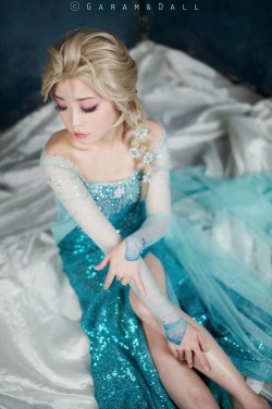 weheartcosplay:  Elsa - FrozenCosplayer: Tomiaaa