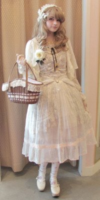 roxyamaya:  What a beautiful dress. I believe I am getting too old to enjoy a day out as a Lolita in some fancy labyrinth garden.