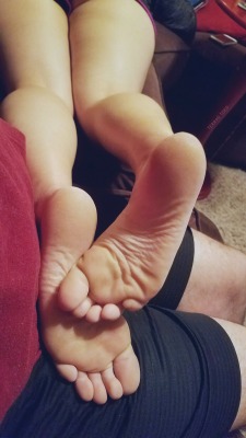 Porn photo terras-toes:Her soft bare soles definitely