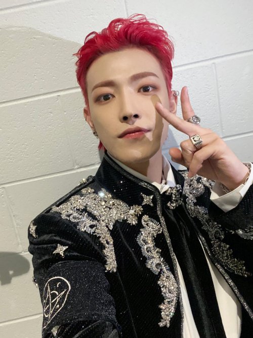 HJ 🌠

 [220119] Universe FNS “As always, thank you 👍❤️” #hongjoong#ateez#m: hongjoong#type: photo#content: universe#type: fns #era: the fellowship