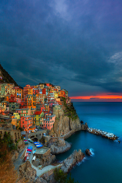 earthdaily:  senerii: Manarola, Cinque Terre (BY: Pete Stewart) 