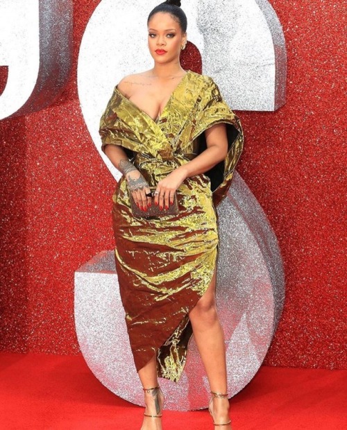 RIHANNA x OCEAN&rsquo;S 8 LONDON PREMIERE -Wearing Poiret Fall/Winter 2018 Collection ⚜️1966mag.com