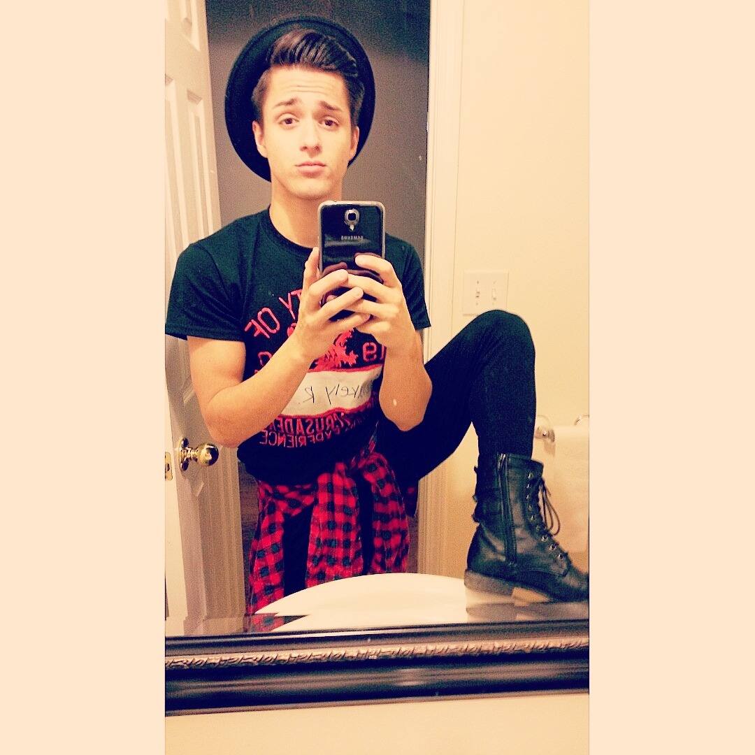breakfastatblakes:I did the 6 selfies of 2k14 !!