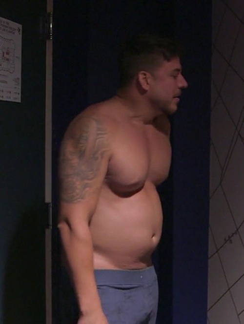 jake-is-still-drunk:fattdudess:Jax Taylor’s (from Vanderpump Rules) growing beer belly! what e