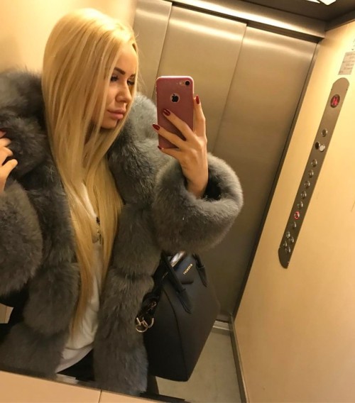 bom482527: Would adore a fur-lined parka for myself, and this goddess looks stunning in it especiall