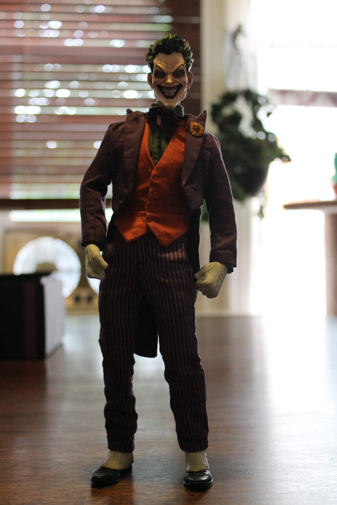 blithefool:  Alright, kiddies. Here he is- The Sideshow 1/6 Scale Joker. Overall,