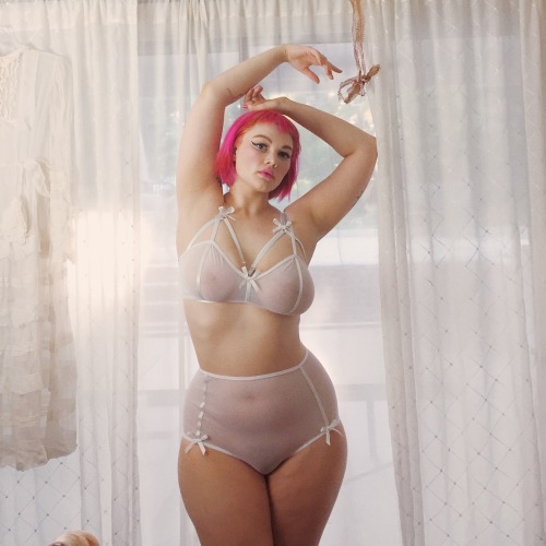 thedirtiestkitten:  italiankong:  Funky, sexy, curvy. Adorable Isabel Hendrix.  Oh, i adore her. 😍 