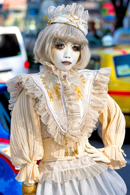 Japanese shironuri artist Minori wearing gold on the street in Harajuku this weekend.