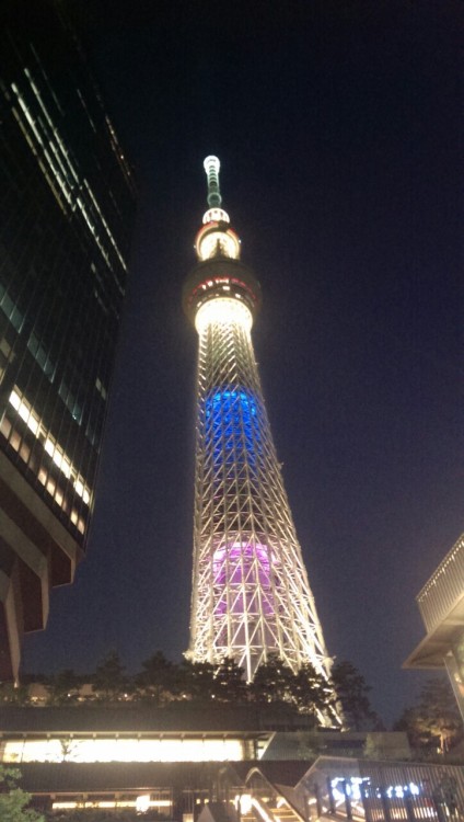 A few pics from Tokyo Skytree! The third one even shows the beautiful crescent moon we had today. Sa