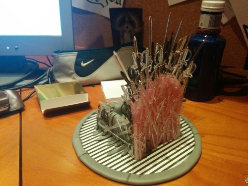 merichuel: So… I dediced to make a mini iron throne for my mobile phone. A couple of hours, l