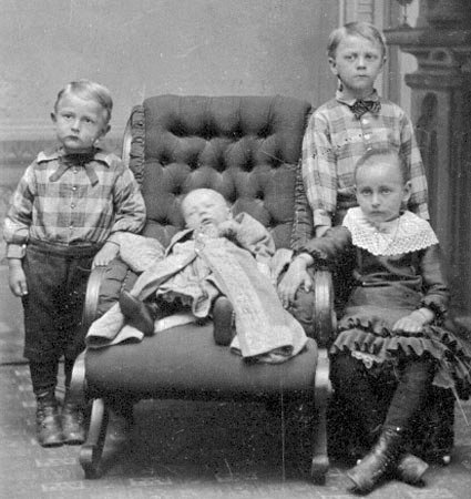 odditiesoflife:  Victorian Postmortem Photography Painting the dead was a common occurrence for