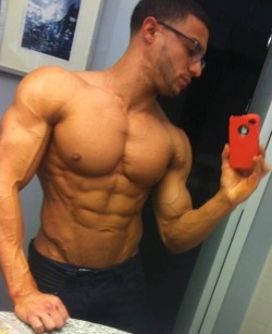 savvyifyanasty:  carmenvita:  supervillainl:  Smart sexy bodybuilder selfie.  carmenvita  &gt; perfect body  