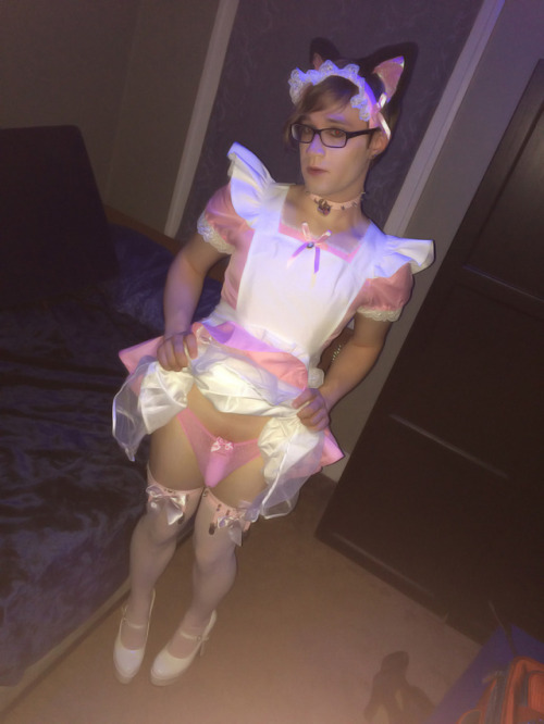 tgirlinthemirror: Perfect, sissy! There’s the doorbell! Go greet our guests. They’ve bee