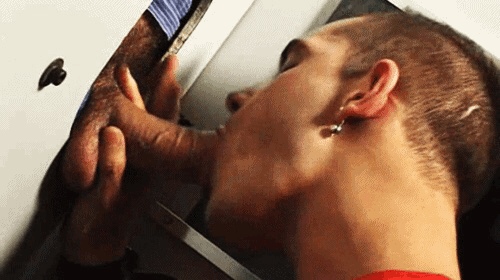 bruno-sex:  Mamones que disfrutan del sabor de una polla en el glory….