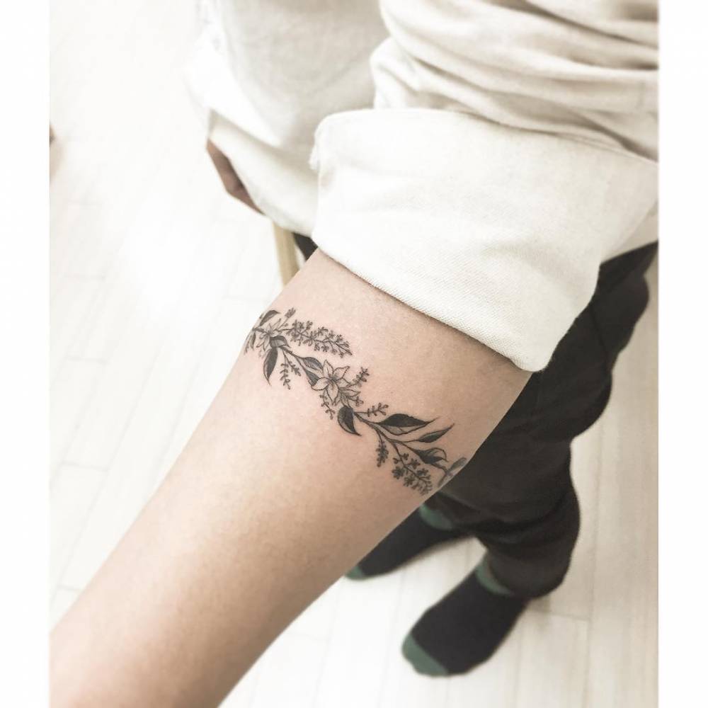 Tatuajes — Brazalete floral en antebrazo. Artista...