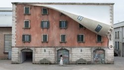 sixpenceee:British artist Alex Chinneck,