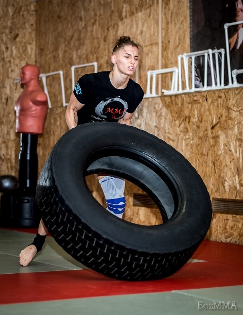 scitechfitness:  a12lmwbm:  Aleksandra Albu looking like she’s going to do some damage (and with a Bane mask to boot)  Train hard.