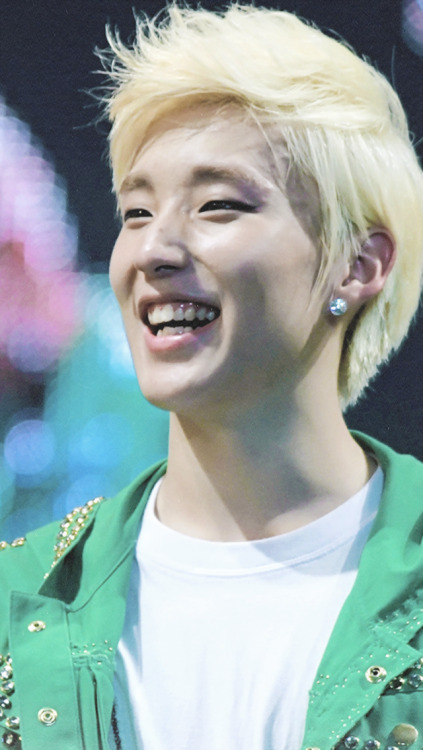 seoulicons:jongup lockscreensauto © to @arkeologuk and like or reblog if you save please ♥