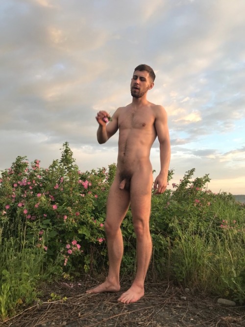 fotos-von-nackten-maennern:  alanh-me: 61k+ follow all things gay, naturist and “eye catching”   Reblog from stevend52, 97k+ posts, 117.6 daily. 361k+ follow All my blogs. 