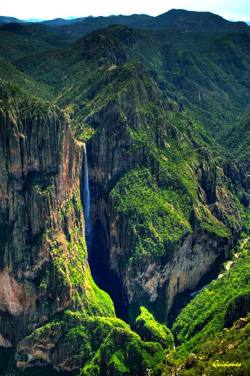 cazadordementes:    BARRANCAS DEL COBRE O CAÑÓN DEL COBRE, de impresionante belleza natural, se localiza en la Sierra Tarahumara en el estado de Chihuahua, es el hogar de los indígenas Rarámuris o Tarahumaras.   