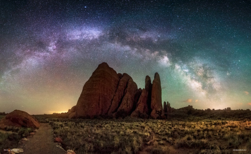 earthpicsphotography:  Night at the Fins in Arches Nat'l Park, Utah [2271x1400]  Source: https://c2.staticflickr.com/2/1650/25493980504_3d2473299f_o.jpg 