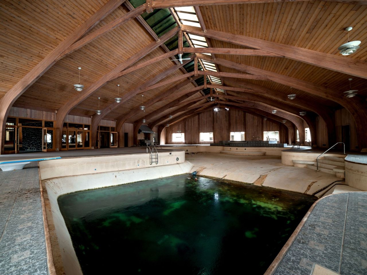 terrifiantus:The Abandoned Home of Mike TysonIn Ohio, this mansion has stood empty